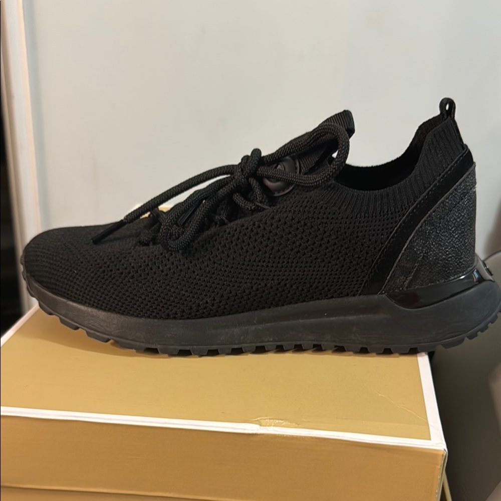 Black Sneakers with Breathable Mesh Upper and Low-Profile Design